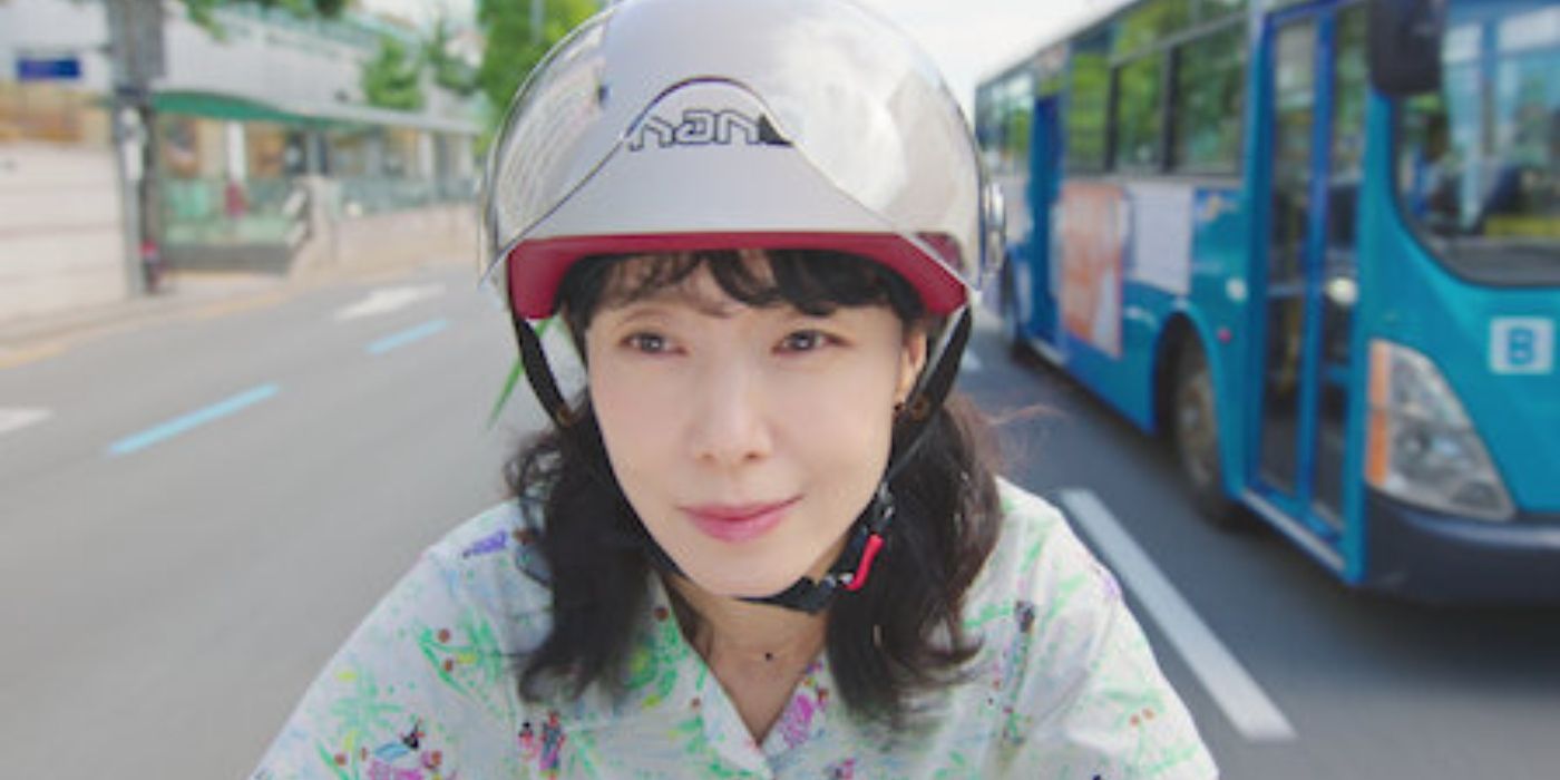 Jeon Do-yeon riding a bicycle in &lsquo;Crash Course in Romance.'