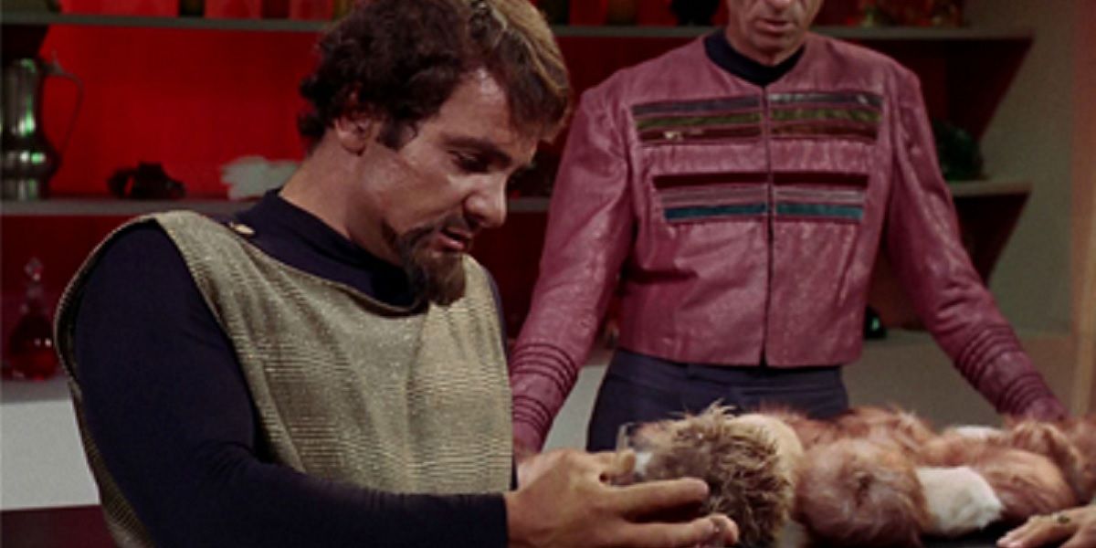 Captain Koloth (William Campbell) holds the tribble in the 'Star Trek: TOS' Episode 