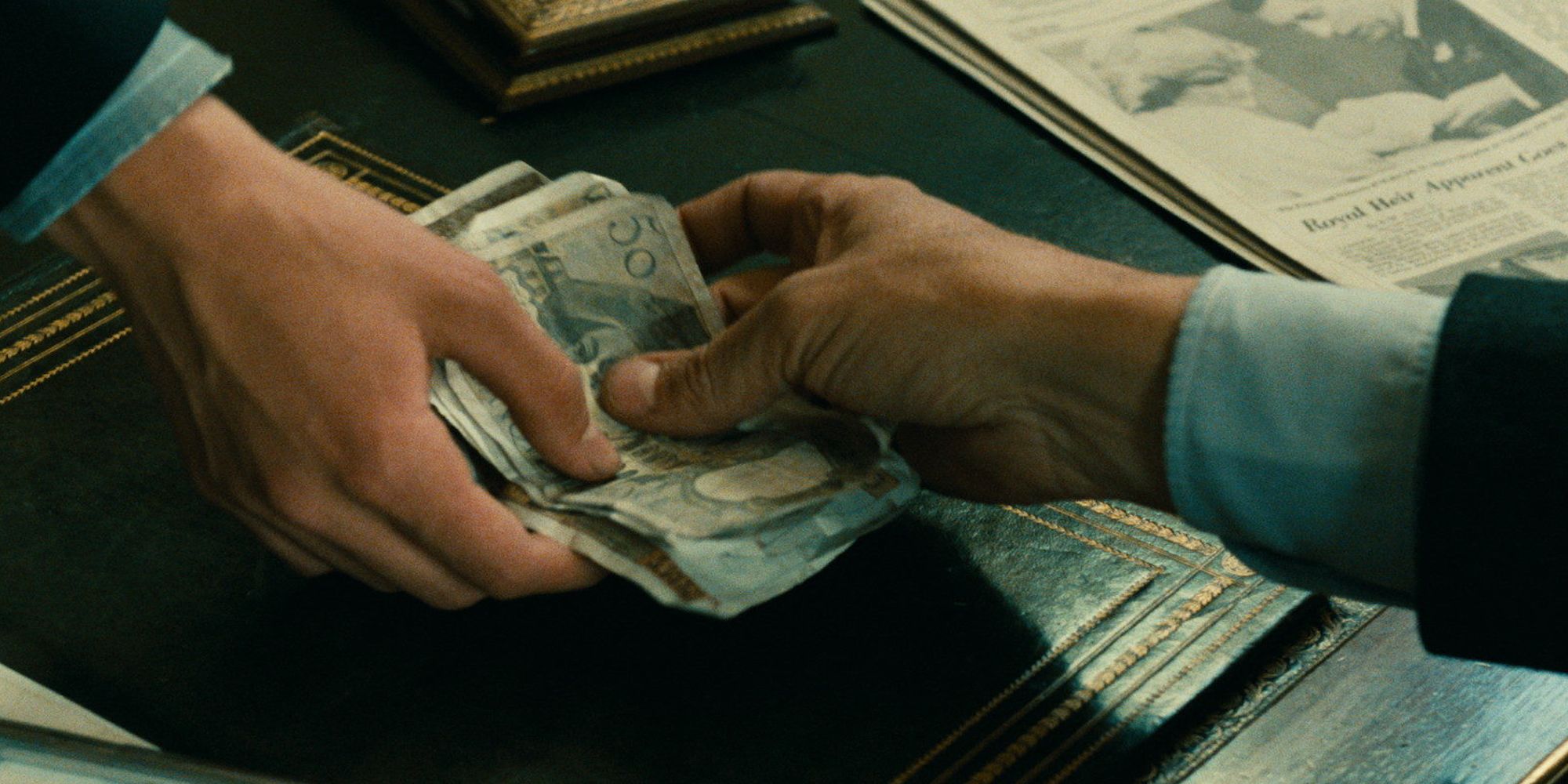 hands exchanging money in l'argent 