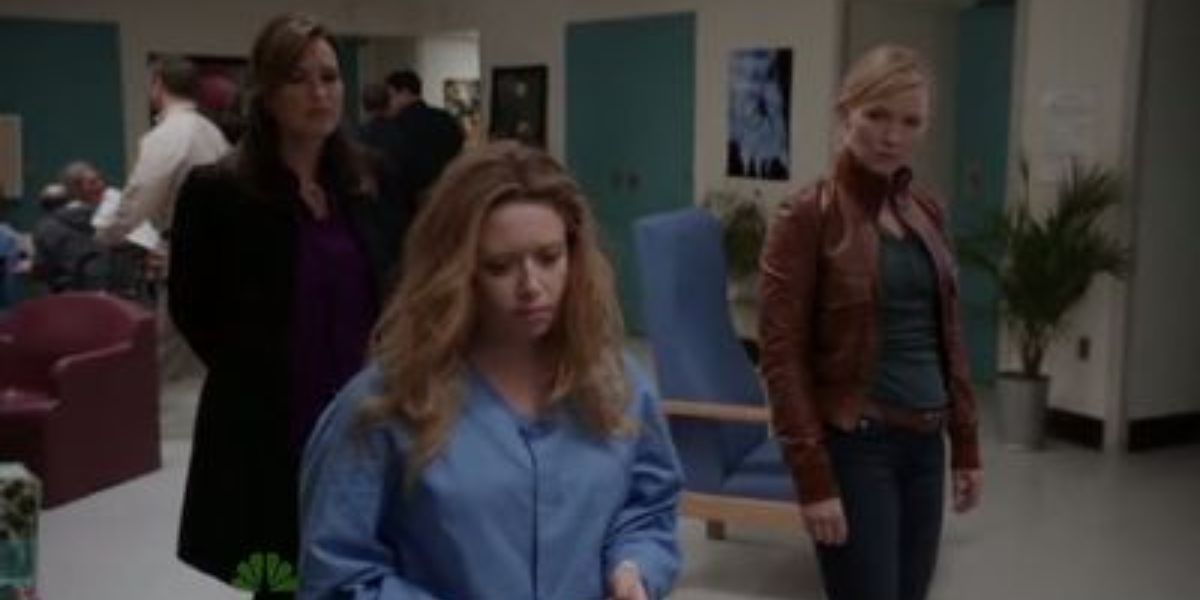 Tres mujeres de pie en una habitación de hospital.