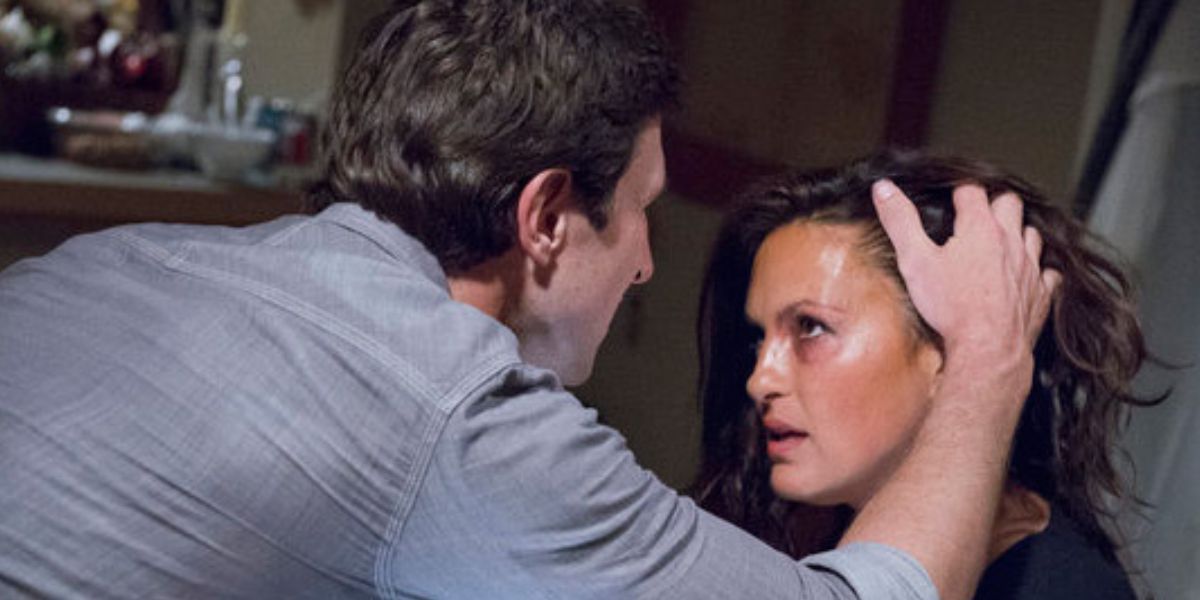 William Lewis (Pablo Schreiber) pulls back Olivia Benson's (Mariska Hargitay) hair.