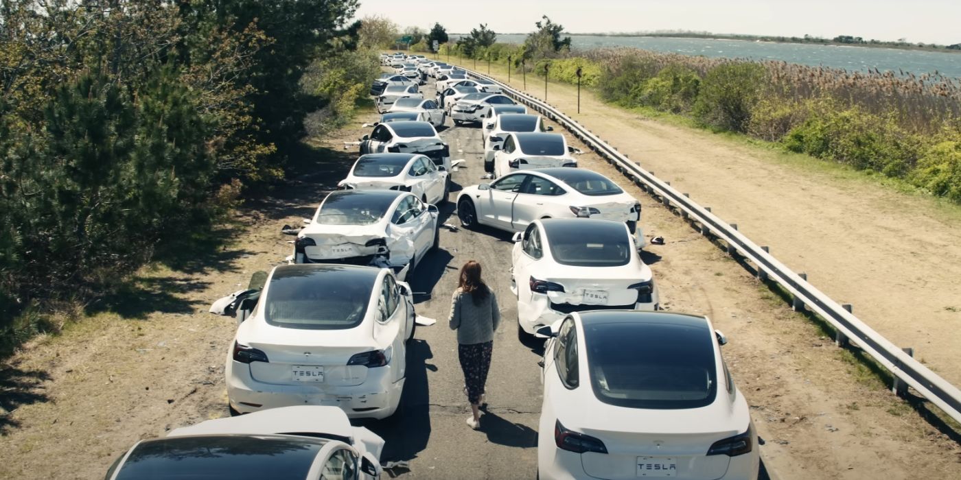 Julia Roberts walking past a street full of abandoned Teslas in Leave the World Behind