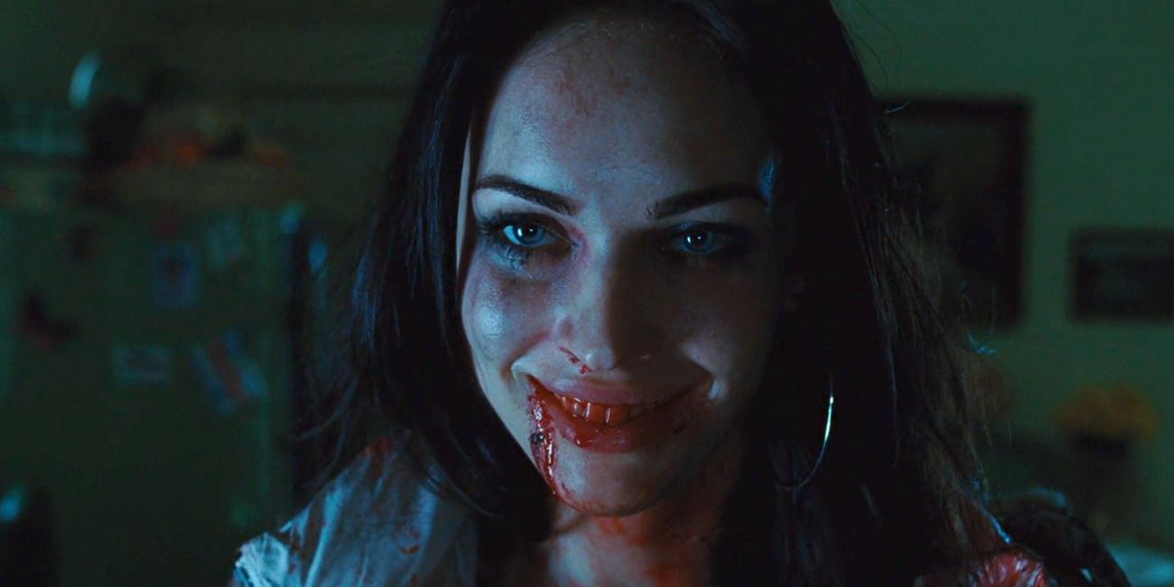Megan Fox no 'corpo de Jennifer', dentes cobertos de sangue