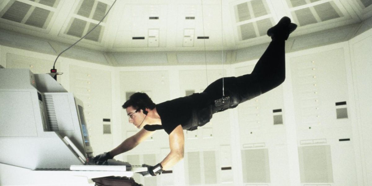 Ethan Hunt suspendu au-dessus du sol devant un ordinateur dans Mission : Impossible 1