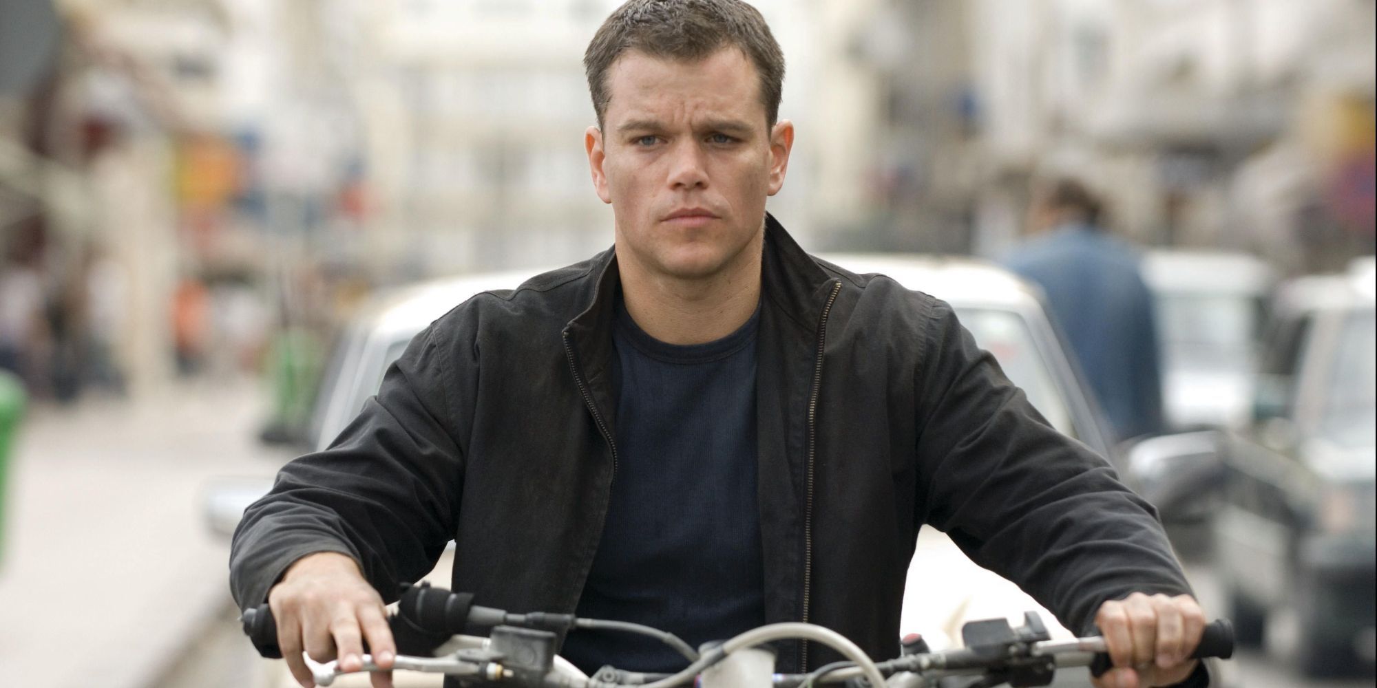 Matt Damon como Jason Bourne pilotando uma motocicleta em The Bourne Ultimatum