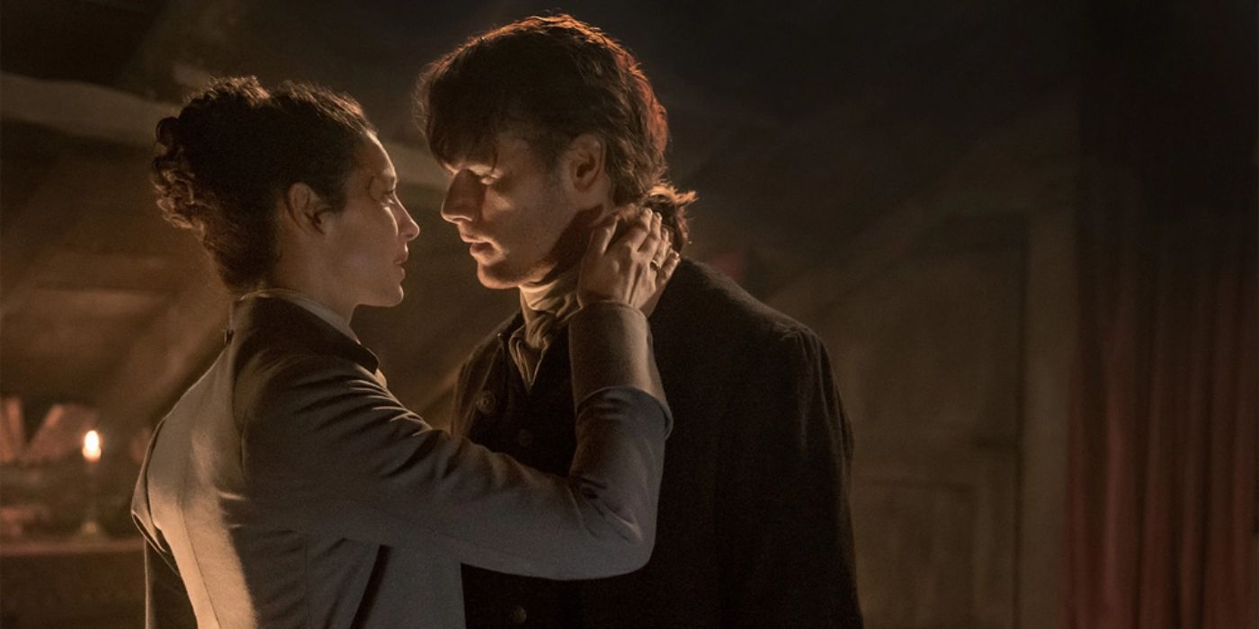 كلير ، لعبت من قبل Caitriona Balfe ، وهي تلمس جيمي ، يلعبها Sam Heughan ، في الموسم الثالث من 'Outlander' ، الحلقة 6. 