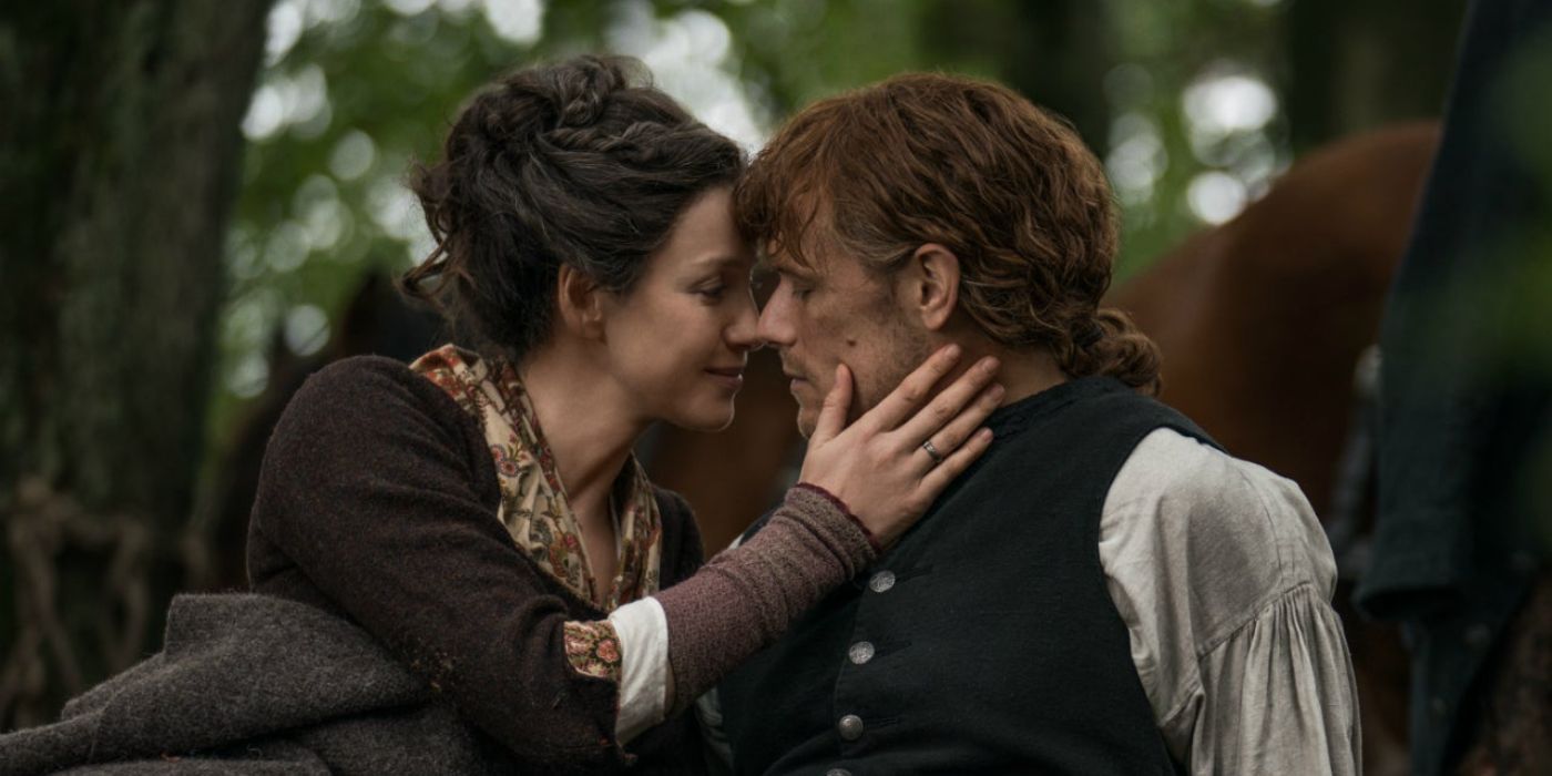 Claire, interpretada por Caitriona Balfe, y Touching Jamie, interpretado por Sam Heughan, en el episodio 1 de la temporada 4 de 'Outlander'.