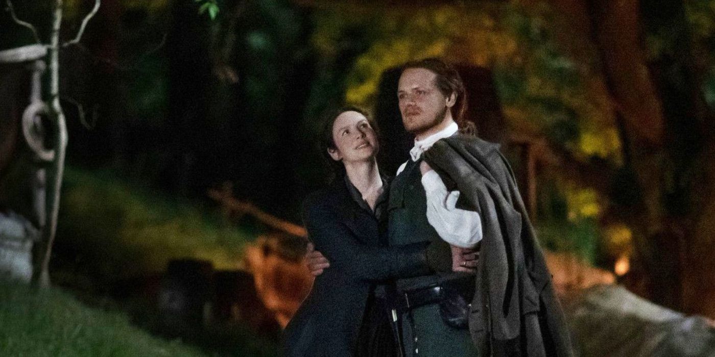 كلير ، لعبت من قبل Caitriona Balfe ، وهي تحمل جيمي ، يلعبها Sam Heughan ، في الموسم الخامس من 'Outlander' ، الحلقة 4.