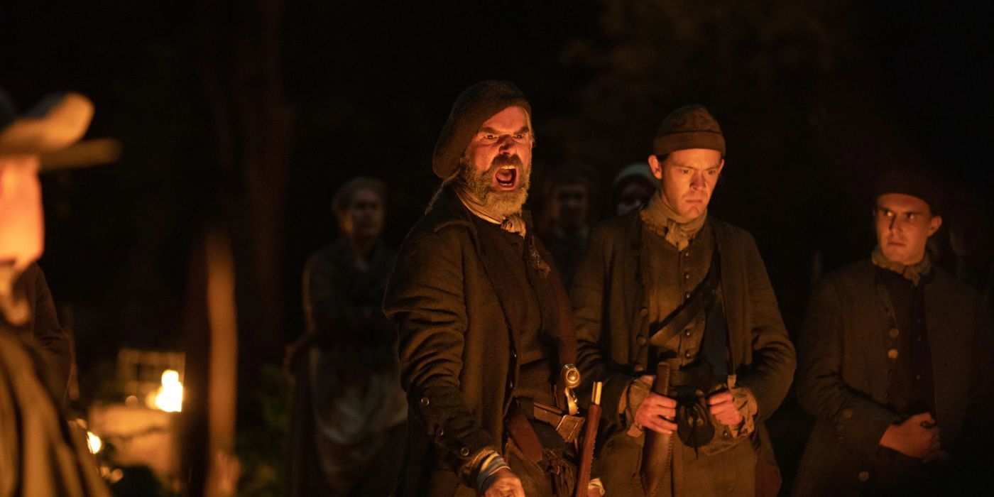 Murtagh, interpretado por Duncan Lacroix, com um grupo de membros do clã em Outlander.