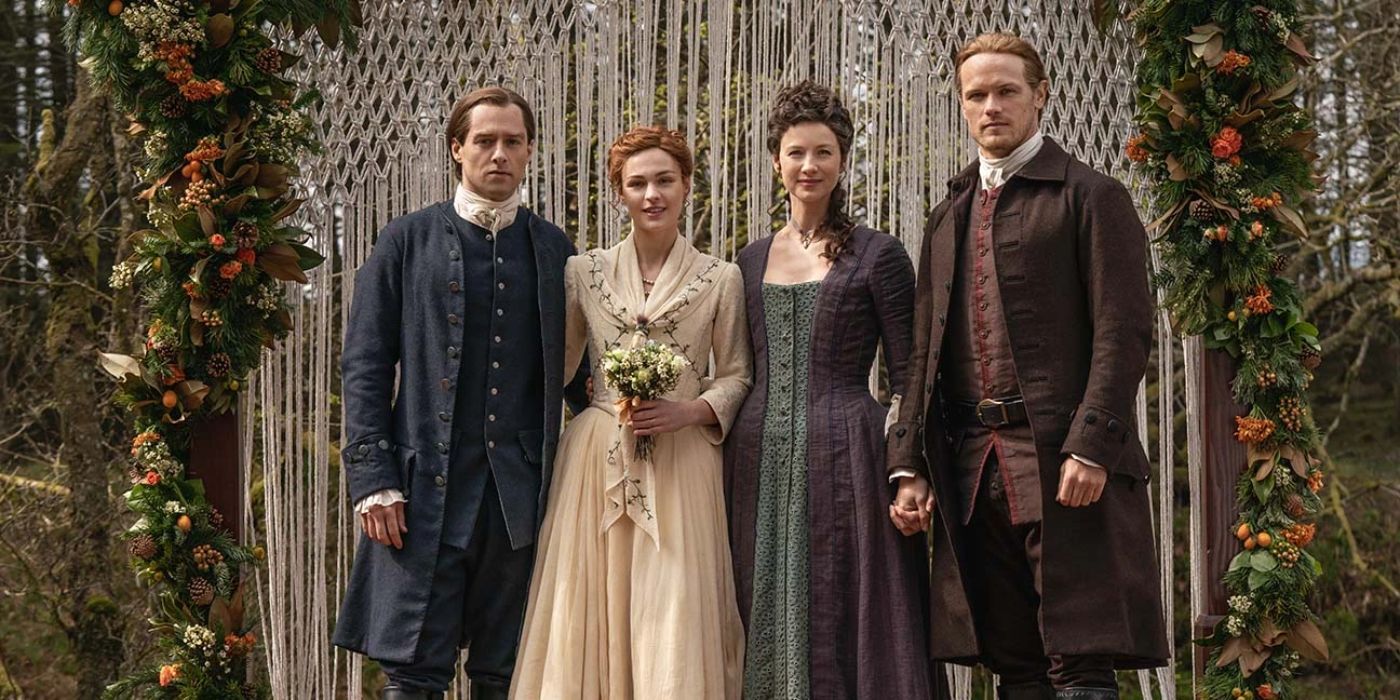 Roger, Brianna, Claire e Jamie no casamento de Roger e Brianna na 5ª temporada de 'Outlander', episódio 1.
