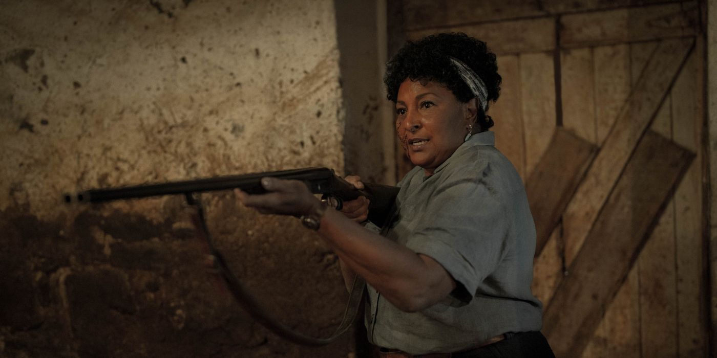 Pam Grier as Majorie holding a shotgun in Pet Sematary: Bloodlines