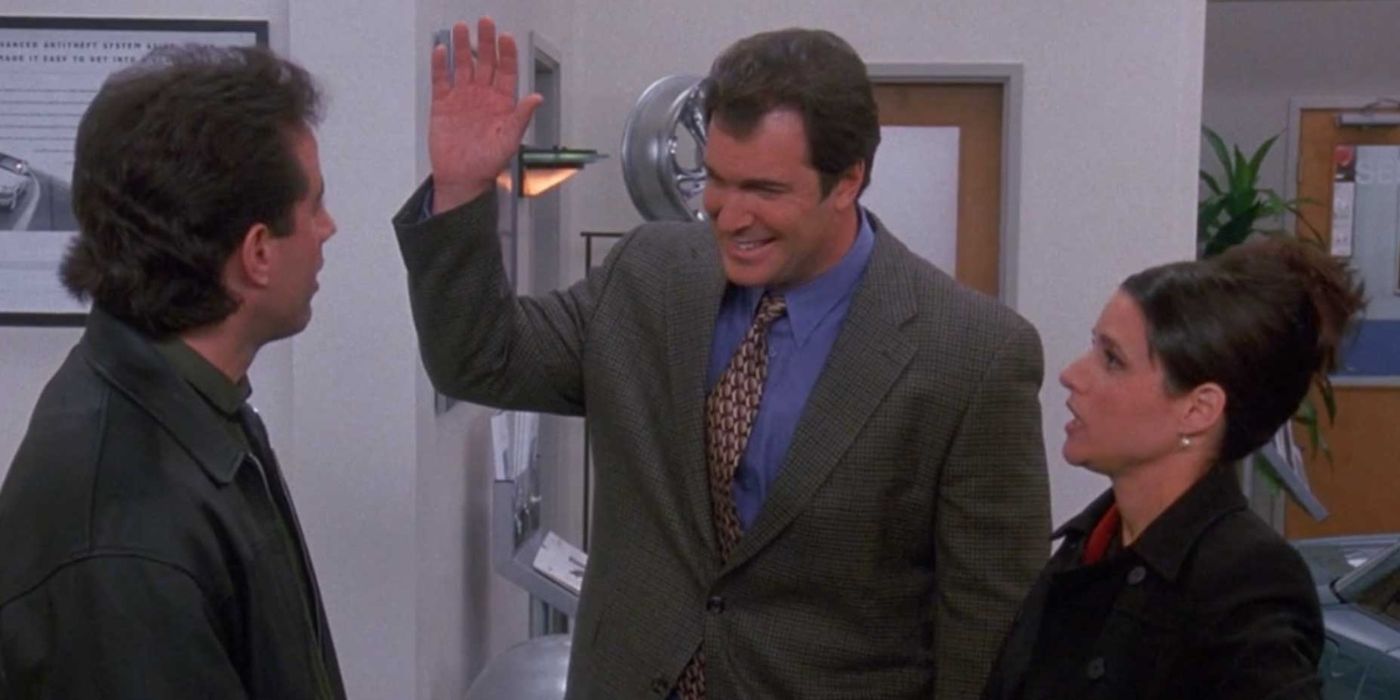 Puddy lève la main pour un high five de Seinfeld pendant qu'Elaine regarde