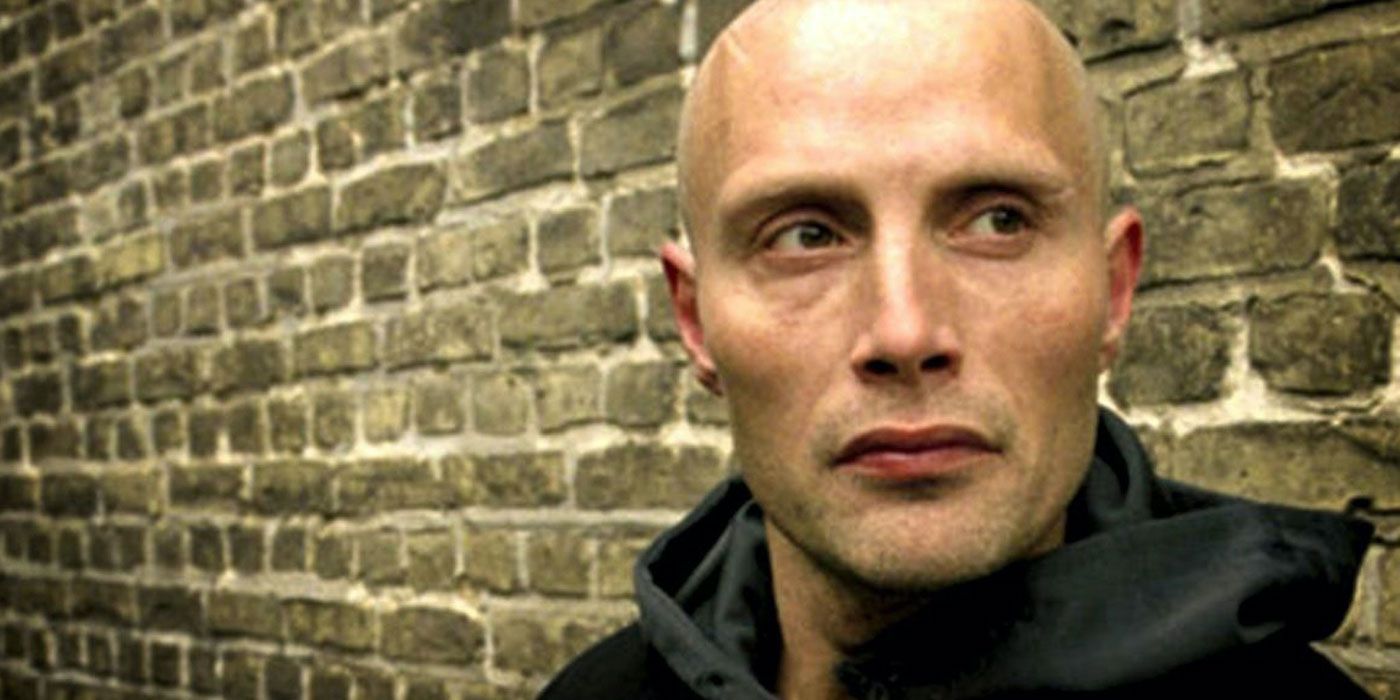 Mads Mikkelsen as Tonny, standing by a brick wall in Pusher (1996)