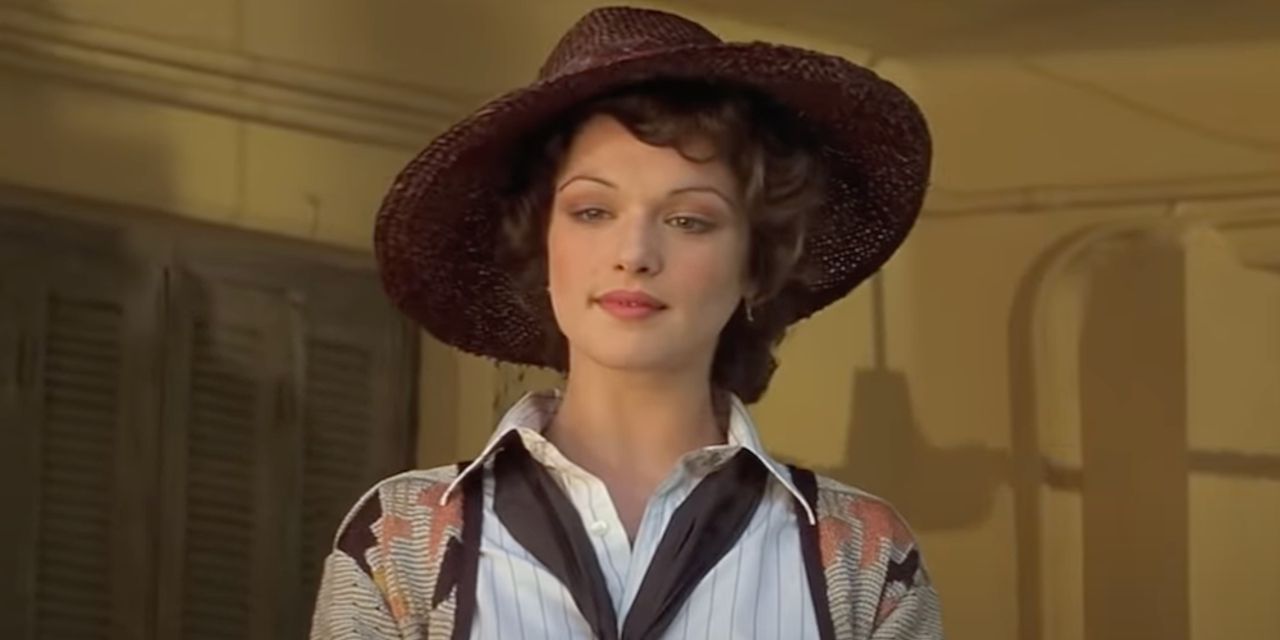 Evelyn Carnahan (Rachel Weisz) stands in the shade in a wide-brimmed brown hat. 