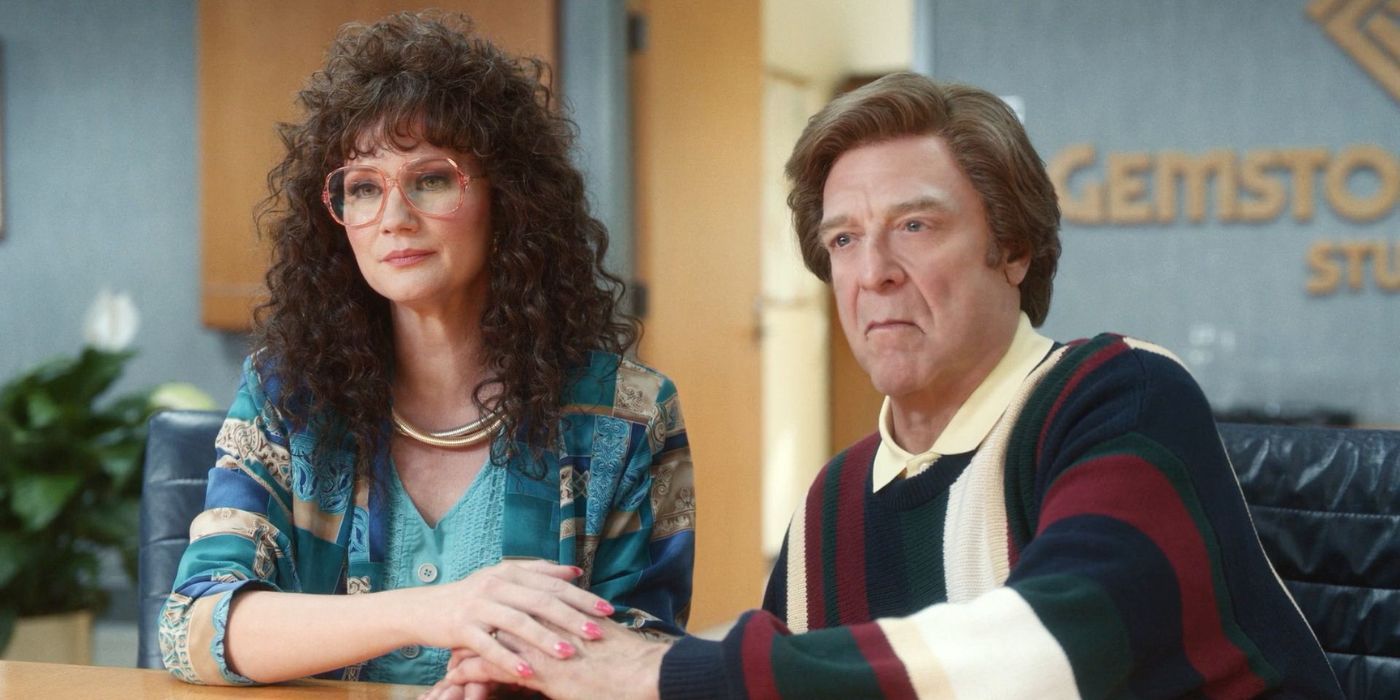 Aimee-Leigh (Jennifer Nettles) et Eli (John Goodman) Gemstone se tenant la main et assis à une table, l'air inquiet dans The Righteous Gemstones Saison 2, Épisode 5