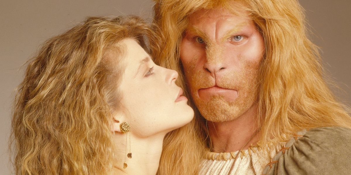Ron Perlman and Linda Hamilton get close on the CBS TV series Beauty and the Beast