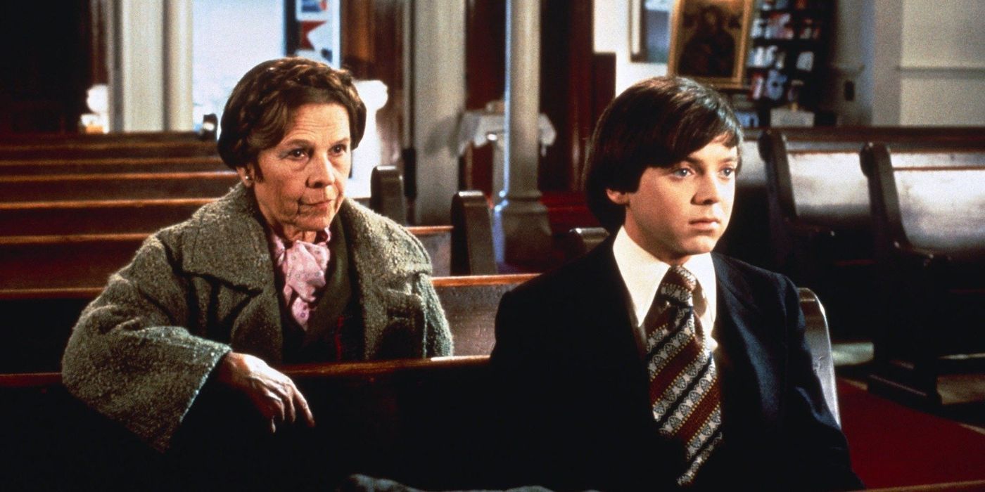 Ruth Gordon sitting behind Bud Cort in Harold and Maude (1971)