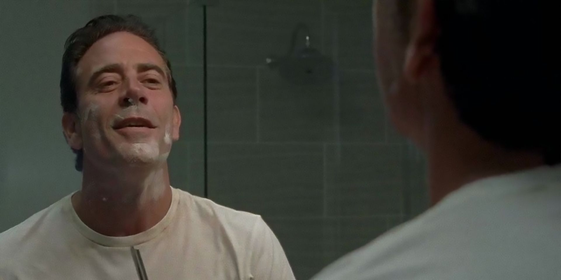 جيفري دين مورغان مثل Negan shaving in The Walking Dead Season 7 Episode 8