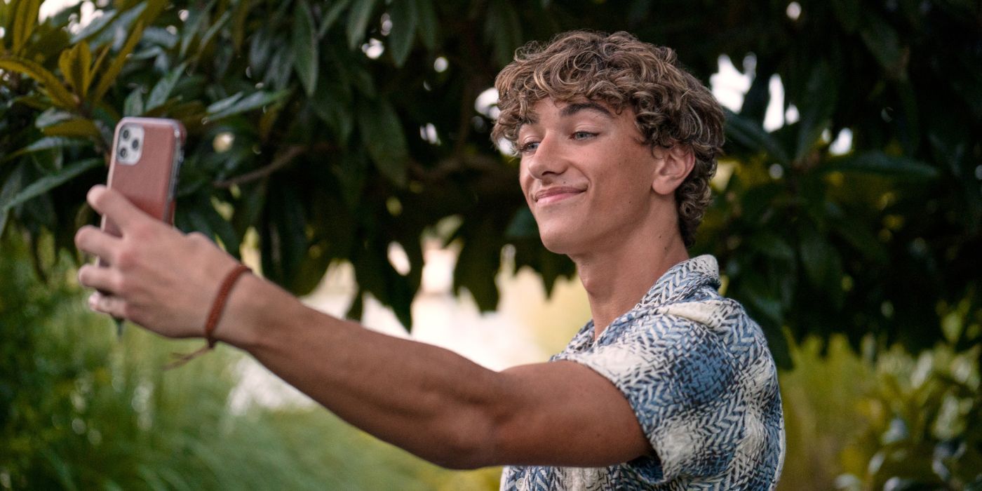 Gavin Casalegno as Jeremiah taking a selfie in The Summer I Turned Pretty Season 2