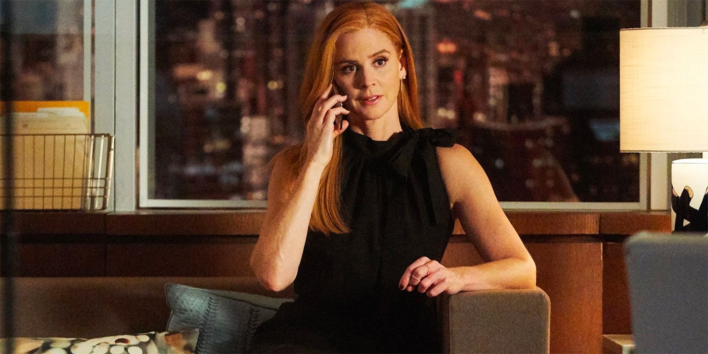 Sarah Rafferty as Donna Paulsen, sitting and talking on the phone in Suits