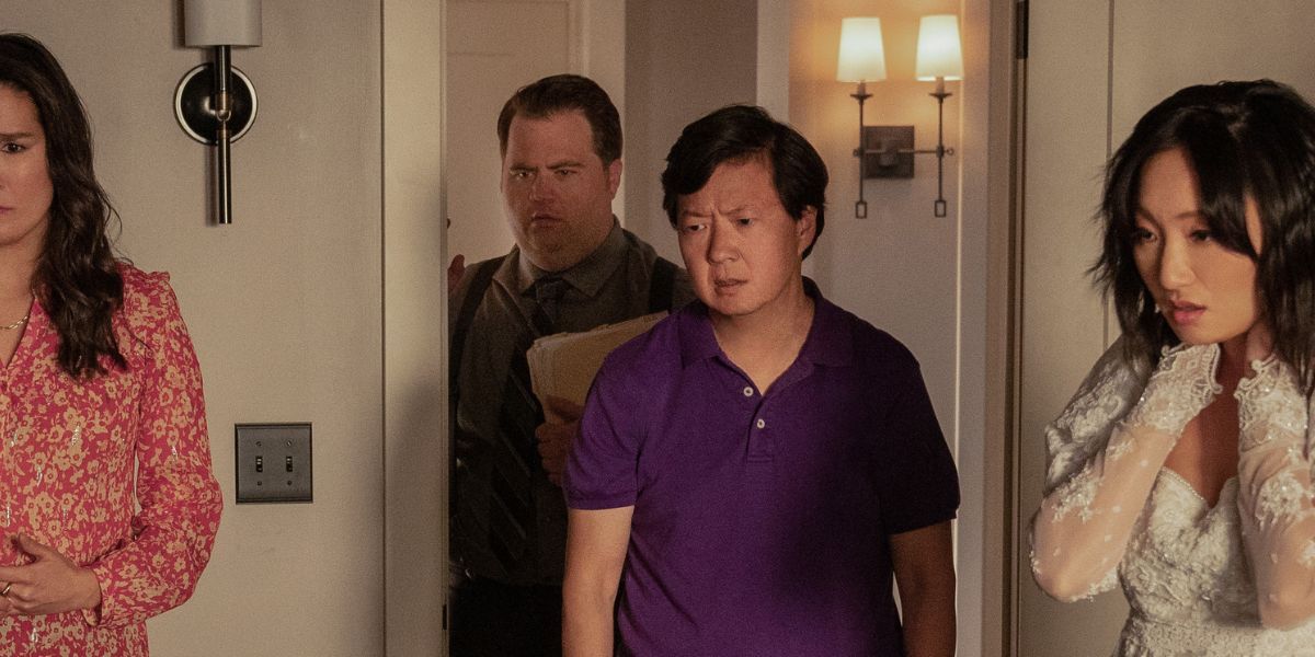 Paul Walter Hauser, Ken Jeong et Poppy Liu regardant le cadavre dans The Afterparty Saison 2 