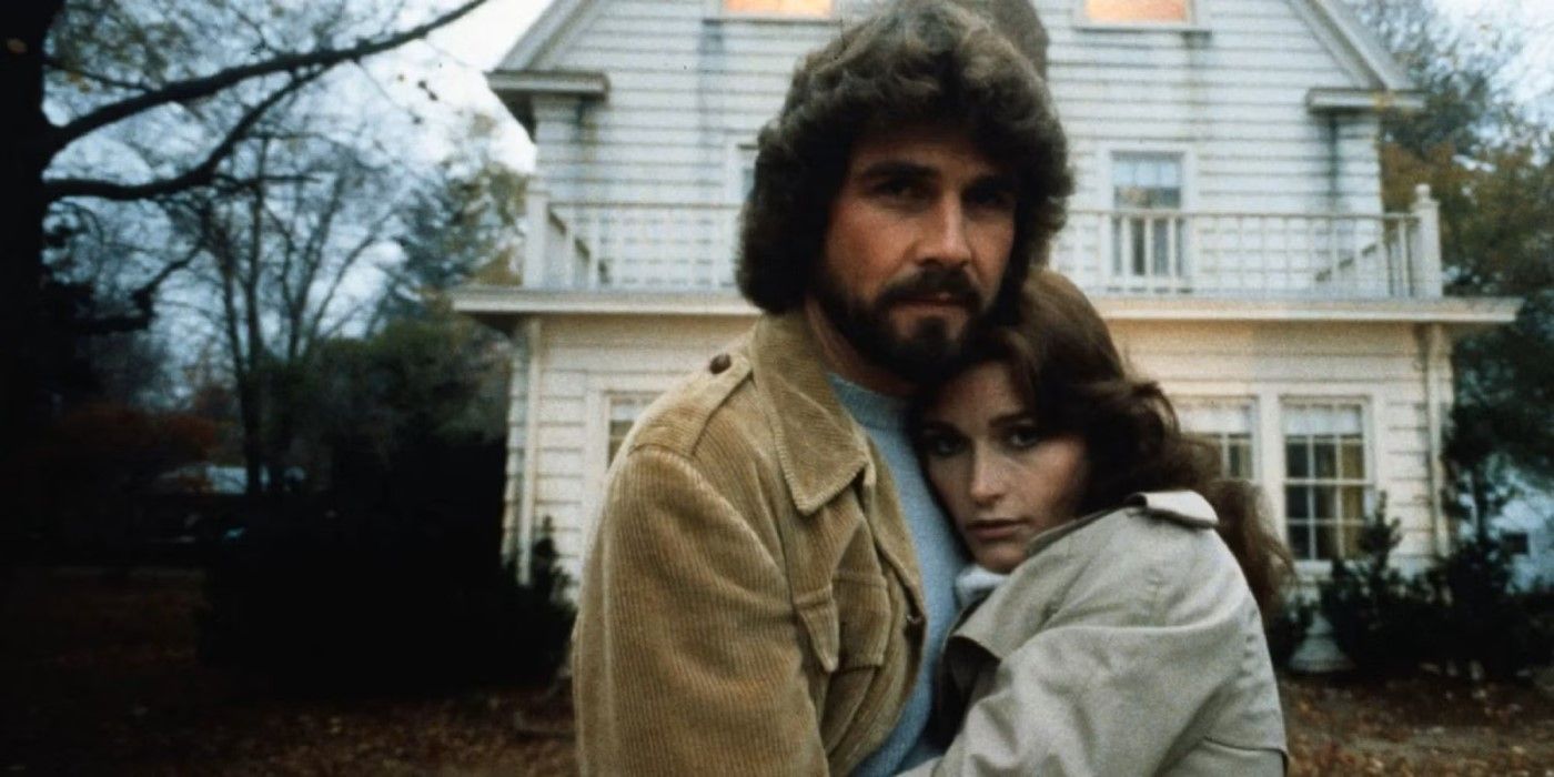 George (James Brolin) and Kathleen Lutz (Margot Kidder) stand in front of their house in 'The Amityville Horror'