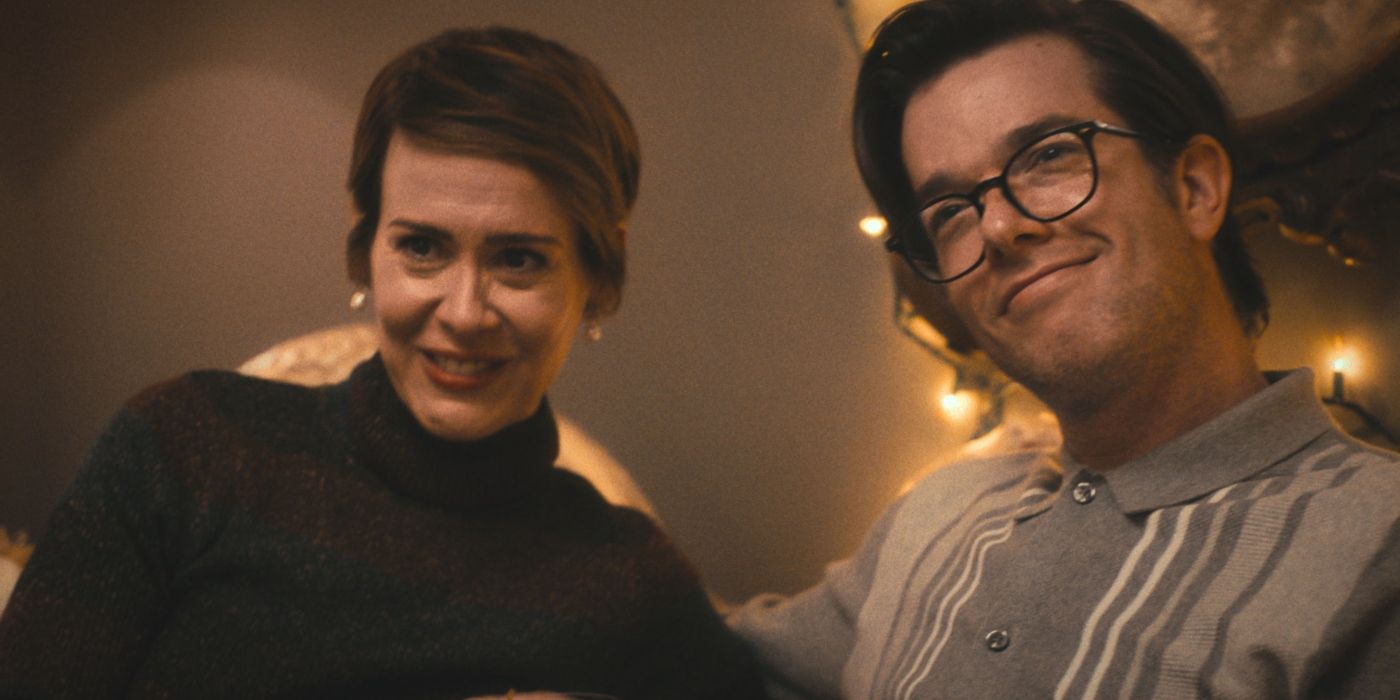 Sarah Paulson y John Mulaney, que interpretan a Michelle y Stevie, se sientan y sonríen en la segunda temporada de 'The Bear'