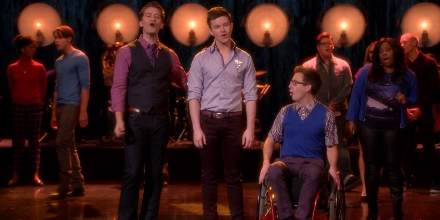 Le casting de Glee chante sur scène.