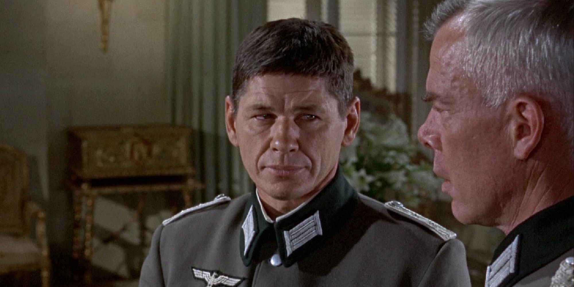 Charles Bronson como Joseph Wladislaw conversando com outro homem no filme The Dirty Dozen - 1967