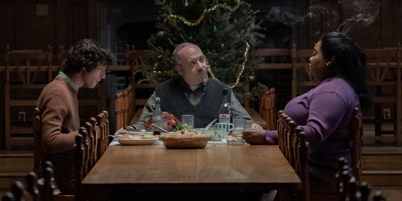 Domnick Sessa, Paul Giamatti y Davine Joy Randolph como Angus, Paul y Mary comiendo frente al árbol de Navidad en The Holdovers.