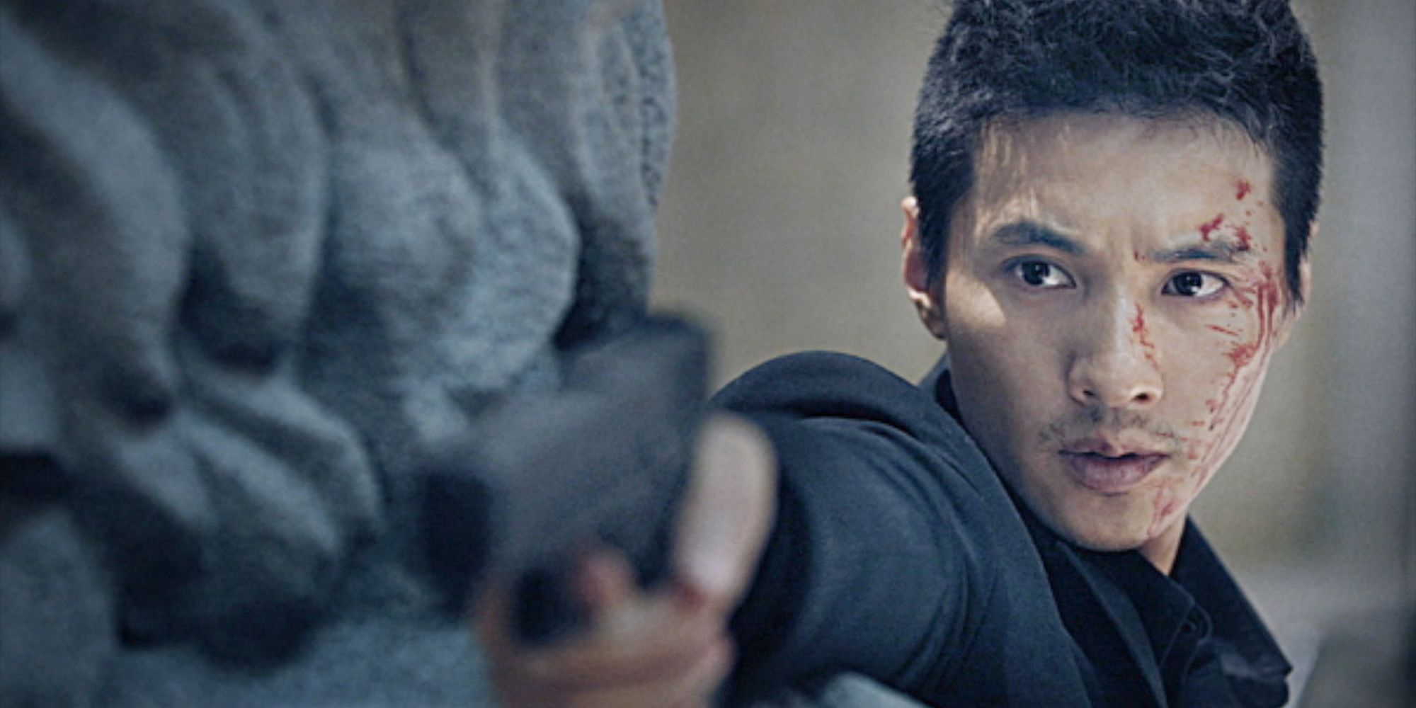 Cha Tae-sik sosteniendo un arma en “Man from Nowhere”