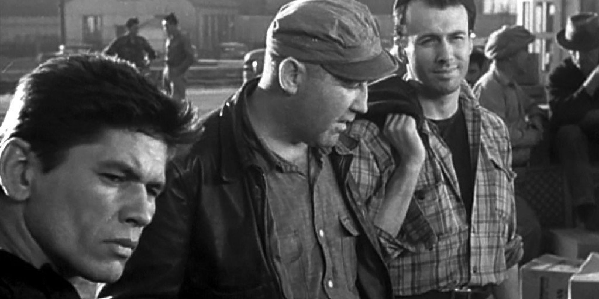 Charles Bronson como Jack ao lado de outros dois trabalhadores no filme The Mob - 1951