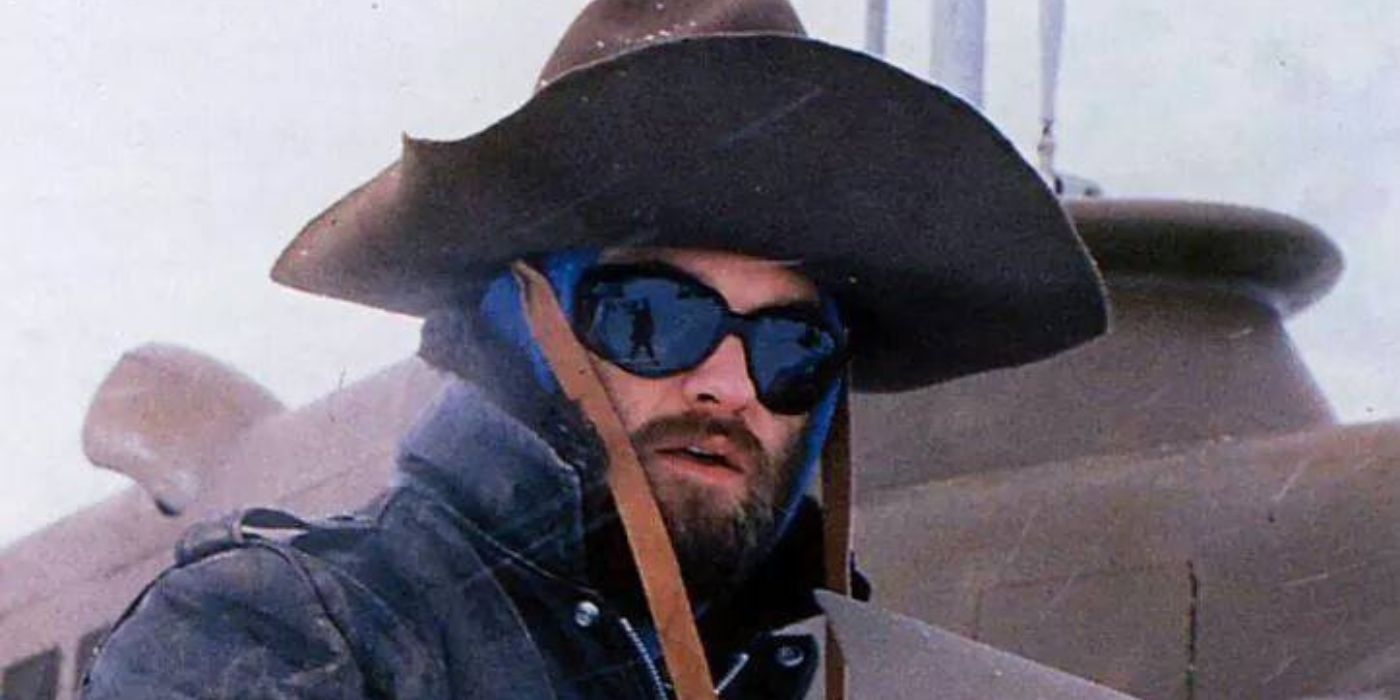 RJ McCready (Kurt Russell) con sombrero y gafas de sol en 