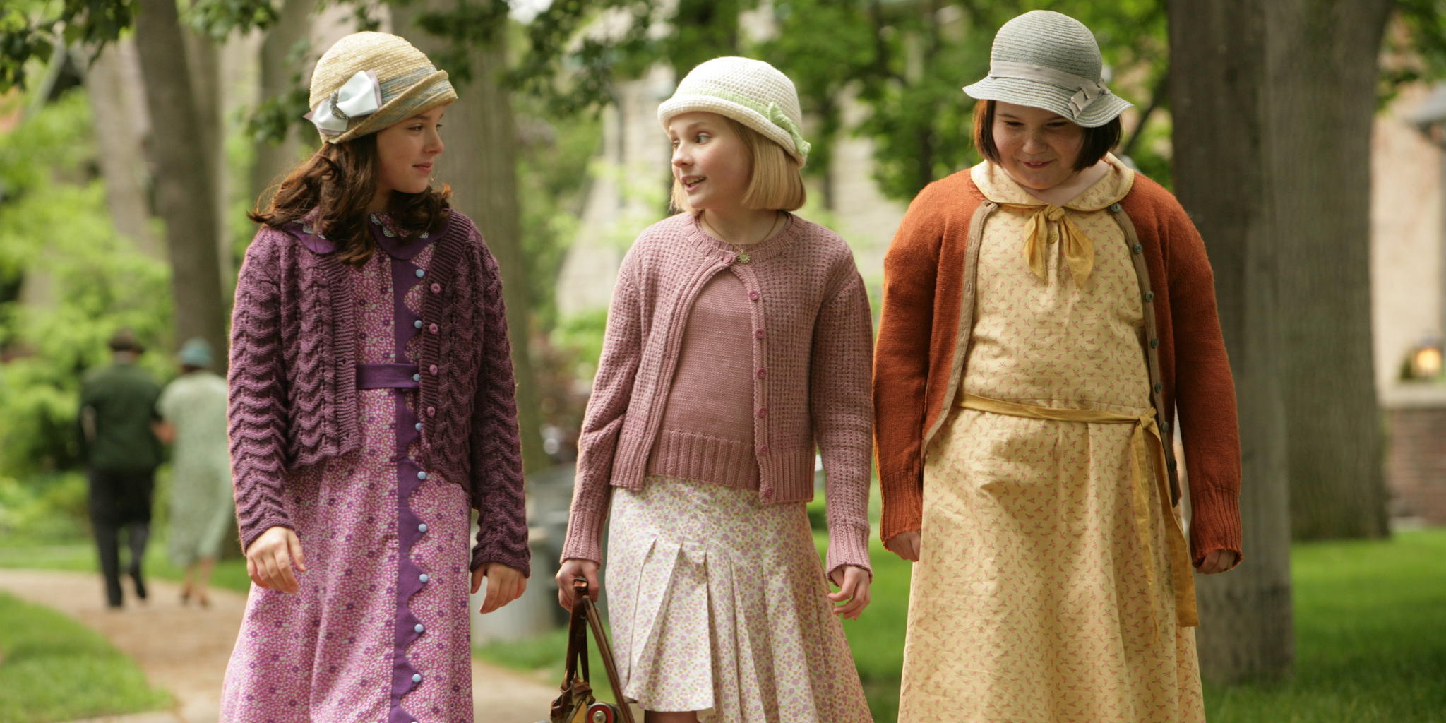 Kitt Kittredge walking with her friends in in 'Kit Kittredge: An American Girl'