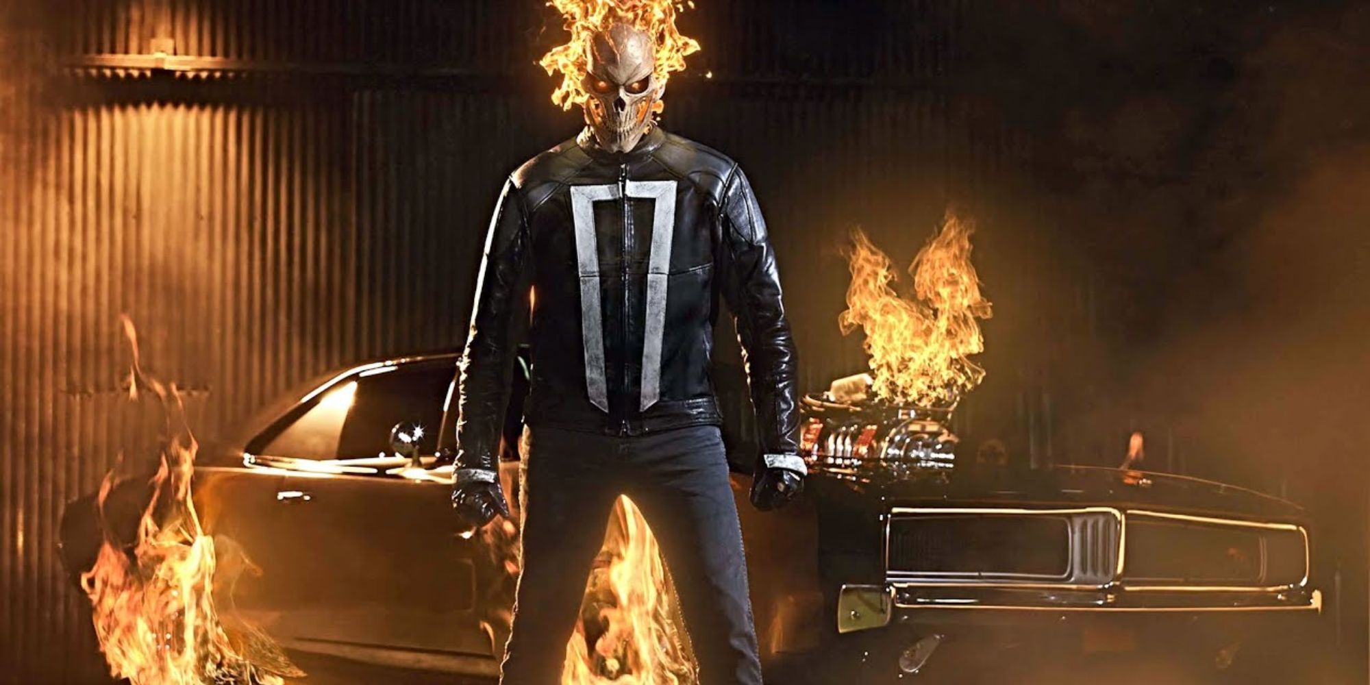 Robbie Reyes em pé na frente de seu carro como piloto fantasma em agentes de escudo.