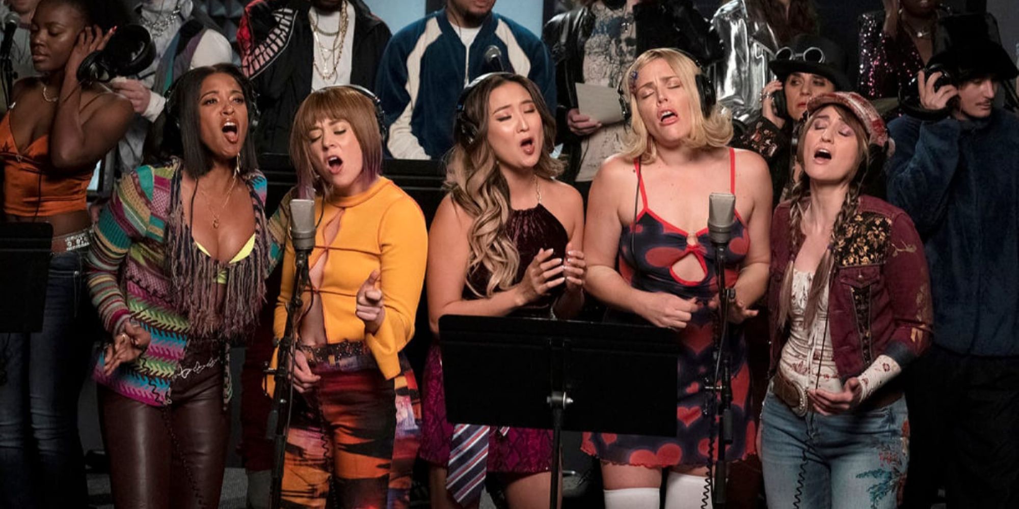 The cast of Girls 5 Eva singing together