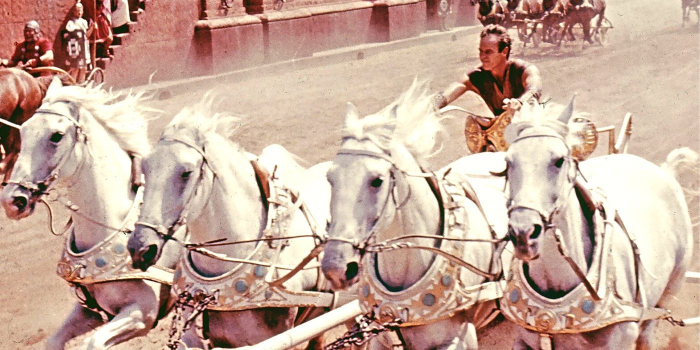 Charlton Heston dirigeant des chevaux blancs lors d'une course de chars à Ben-Hur (1959)