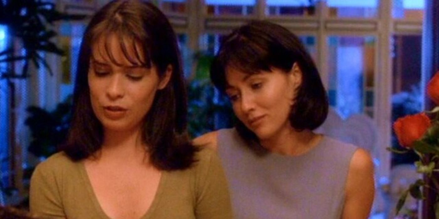 Holly Marie Combs as Piper and Shannen Doherty as Prue in Season 1, Episode 5 of 'Charmed.'