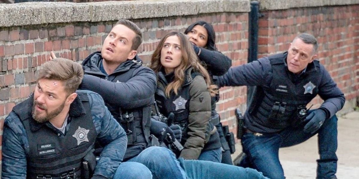 The Intelligence Unit hiding behind a brick wall on 'Chicago P.D.'