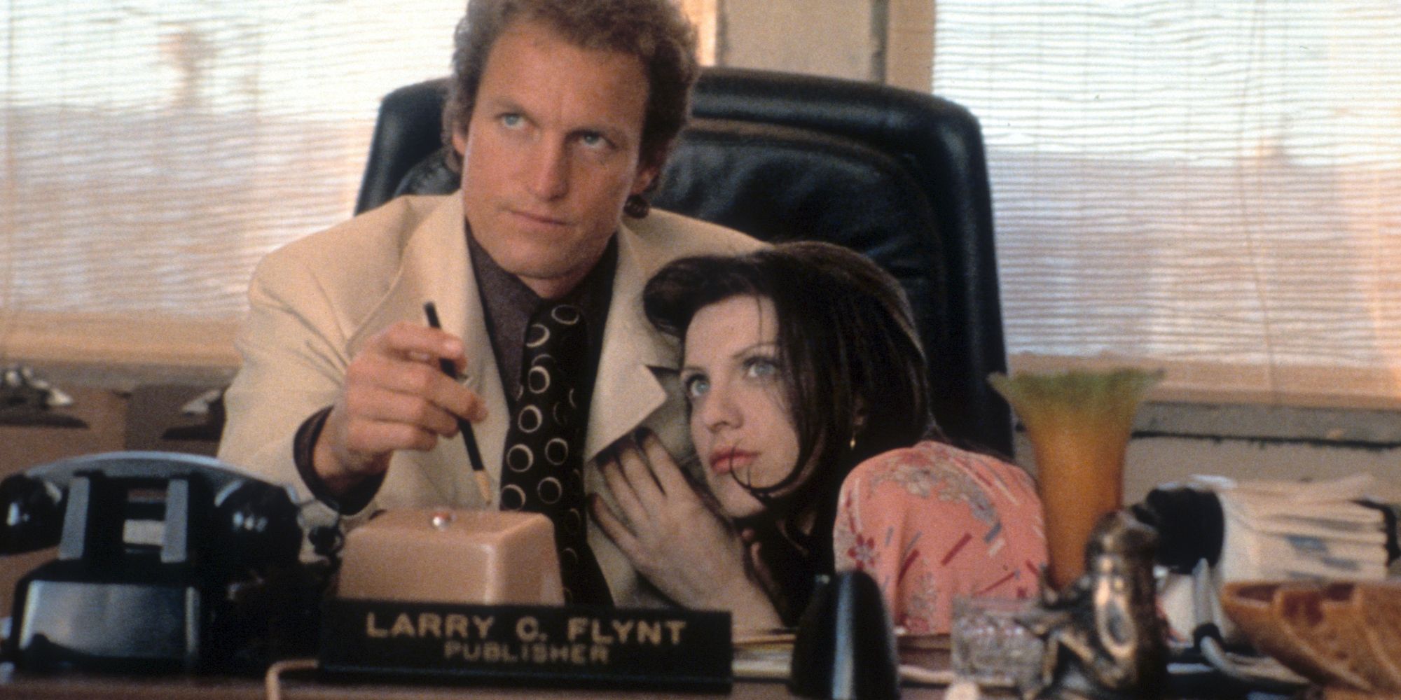 Larry Flynt y Althea Ledger, interpretados por Woody Harrelson y Courtney Love, se abrazan y miran hacia el futuro en The People vs. Larry Flynt