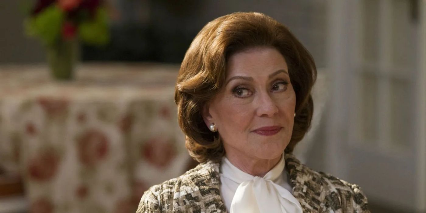 La actriz Kelly Bishop, que interpreta a Emily Gilmore, luce solemne durante la reunión del DAR en Gilmore Girls: A Year in the Life.