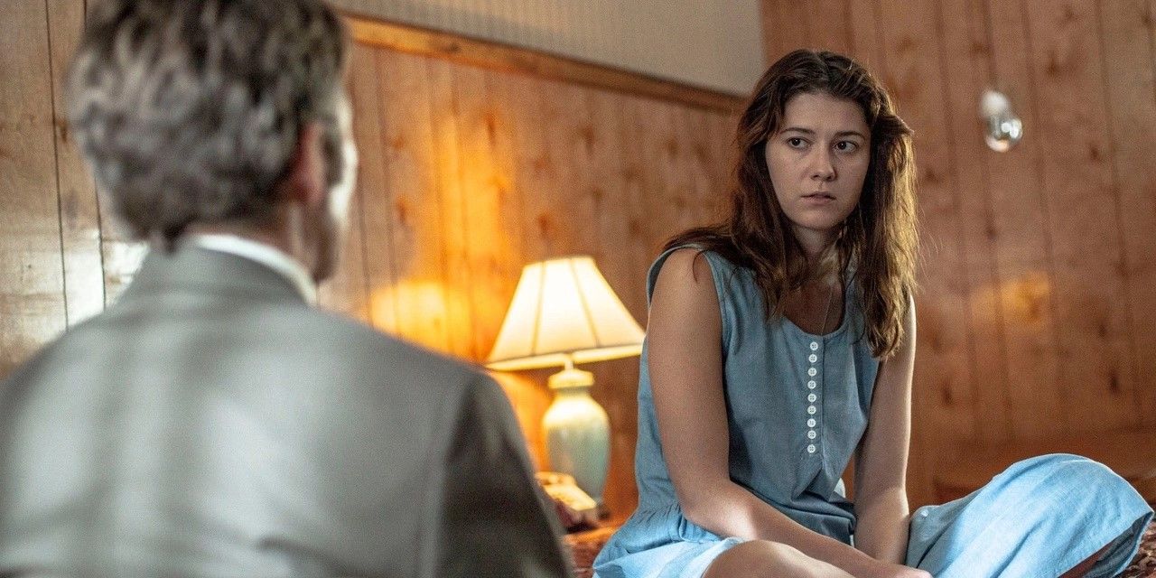 Mary Elizabeth Winstead as Claire talking to a man in a hotel room in 'Faults'