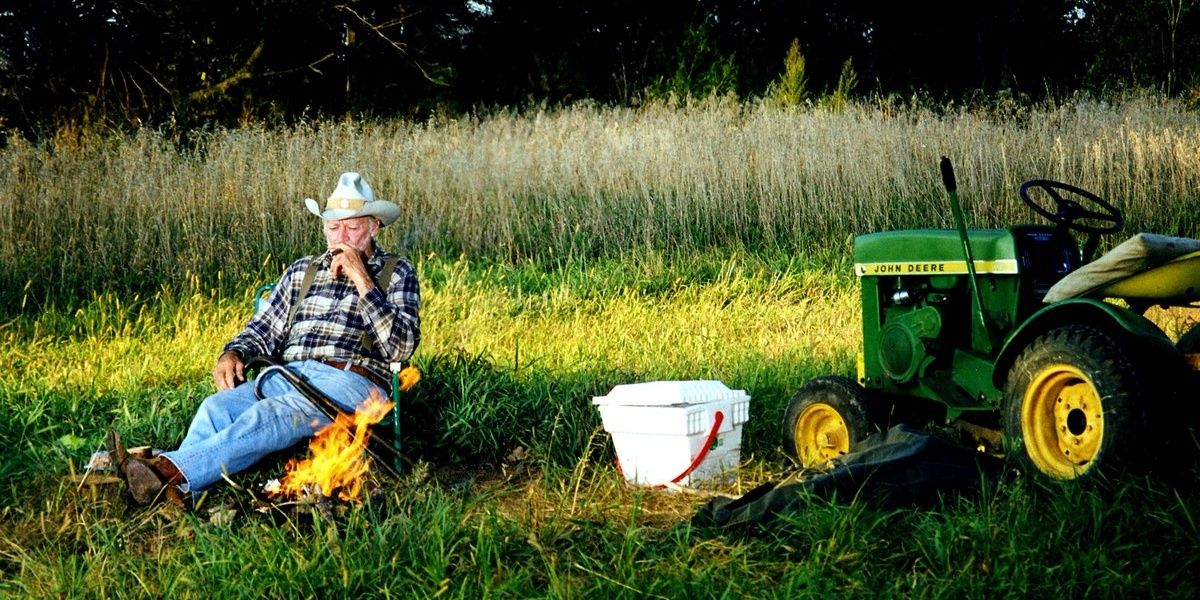 Richard Farnsworth as Alvin Straight smoking in an open field in The Straight Story