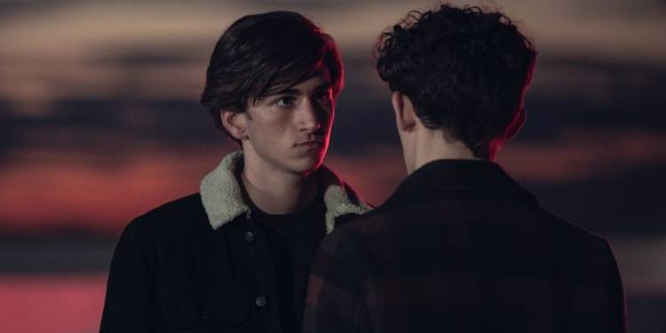 A segunda temporada de Heartstopper não precisava incluir Ben 2 Sebastian Croft como Ben Hope e Joe Locke como Charlie Spring em Heartstopper (Reprodução / Netflix)