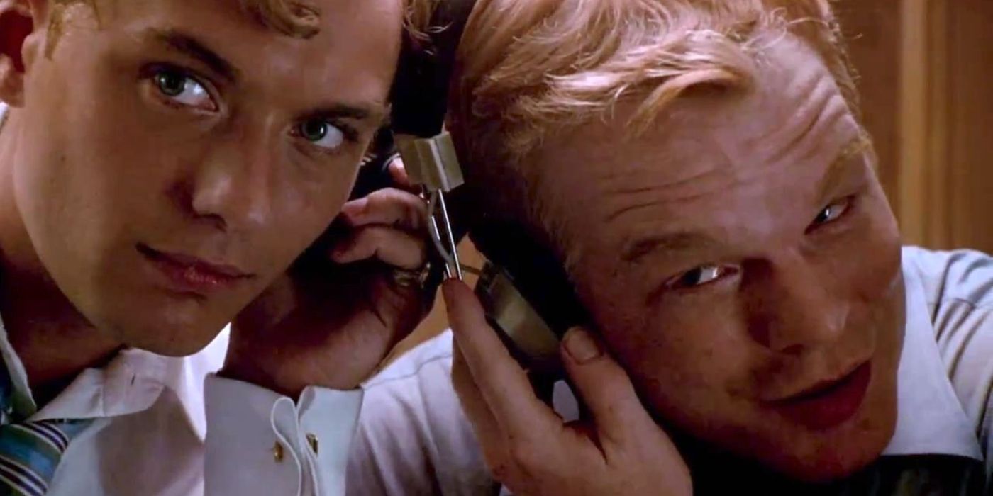 Jude Law as Dickie Greenleaf and Philip Seymour Hoffman as Freddie Miles listening to music in 'The Talented Mr. Ripley.'