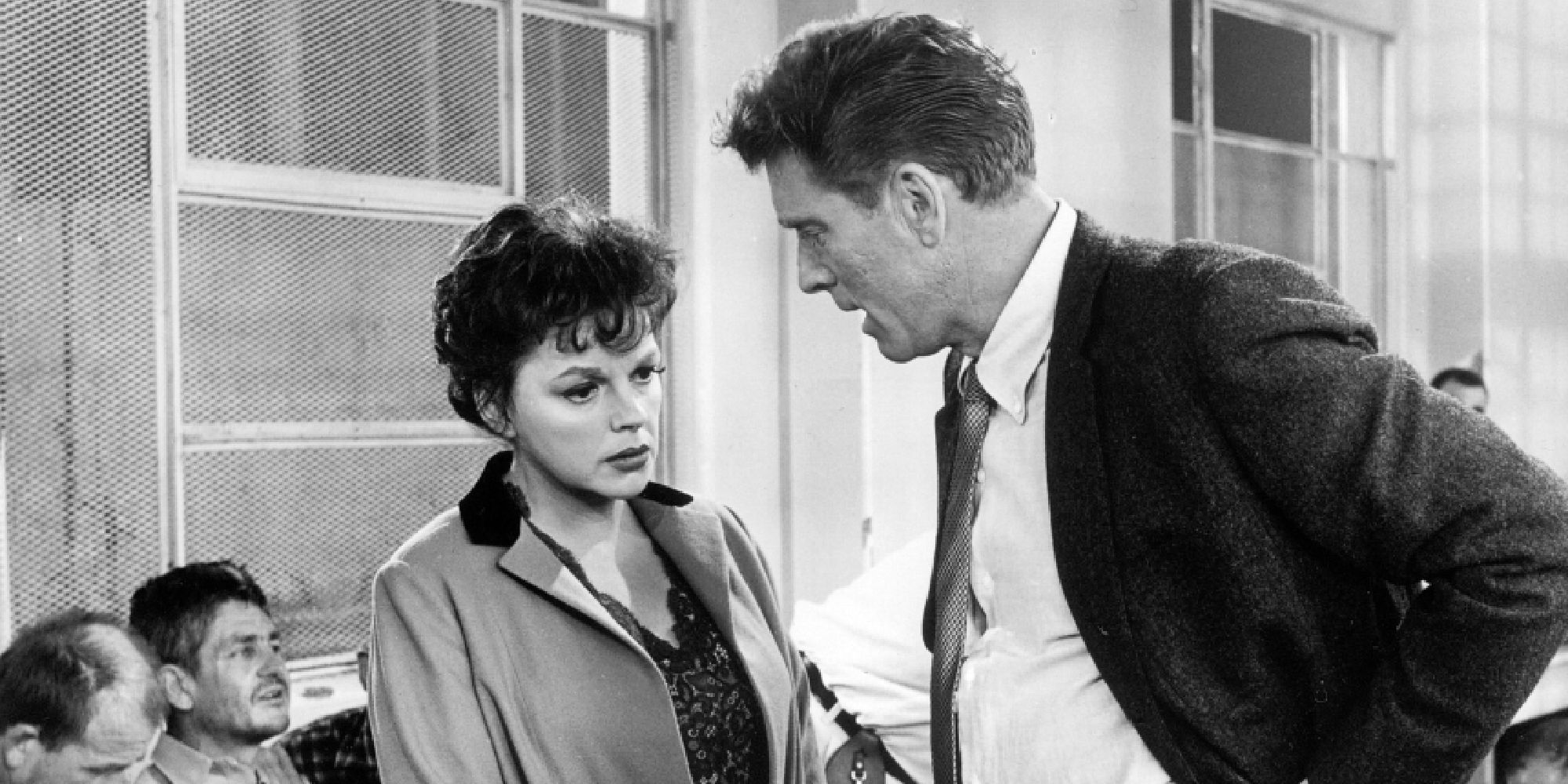 Judy Garland et Burt Lancaster dans le rôle de Matthew et Jean discutant devant un bâtiment dans A Child is Waiting