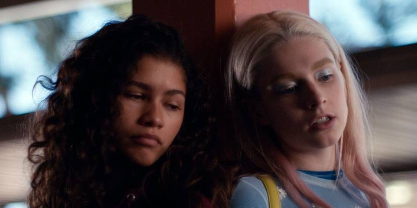 Rue (Zendaya) un Jules (Hunter Schafer) atpakaļ uz aizmuguri Eiforijā. 