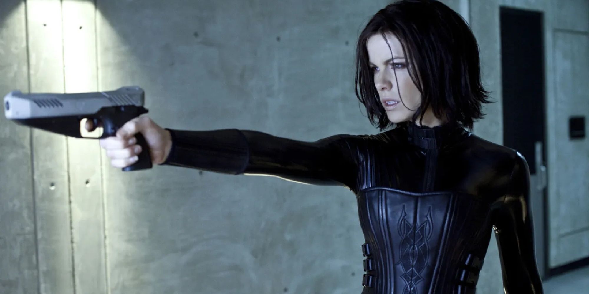 Kate Beckinsale as Selene pointing a gun in Underworld