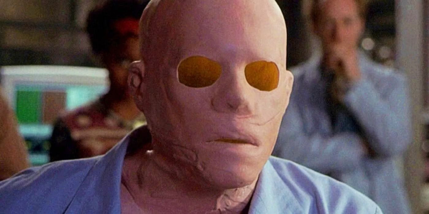 Sebastian Caine played by Kevin Bacon invisible in Hollow Man suit looking out