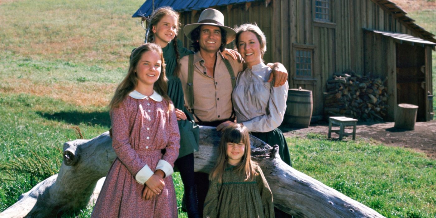 A família Ingalls de ‘Little House on the Prairie’ posou sorrindo na frente de sua casa.